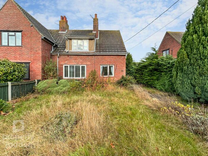3 Bedroom Semi-Detached House For Sale In Chapel Road, Hainford, Norwich, NR10