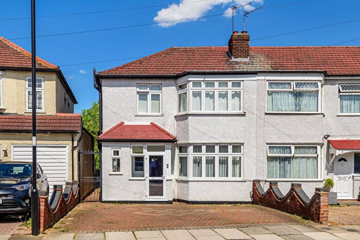 4 Bedroom End Of Terrace House For Sale In Eastbury Avenue, Enfield, EN1