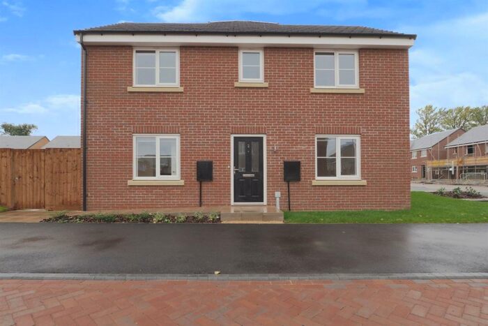 3 Bedroom End Of Terrace House To Rent In Bedroom Property In Waxwing Court, DN16