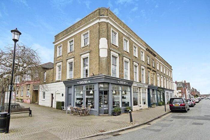 2 Bedroom Apartment To Rent In Clarence Road, East Cowes, PO32