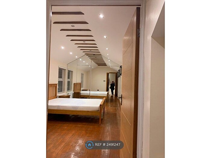 3 Bedroom Flat To Rent In Blue Anchor Lane, London, SE16