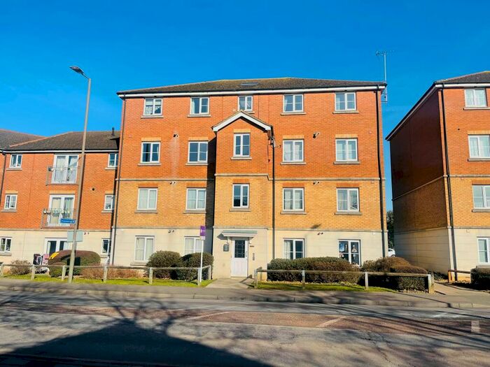 2 Bedroom Flat To Rent In St Lukes Court, Hatfield, AL10