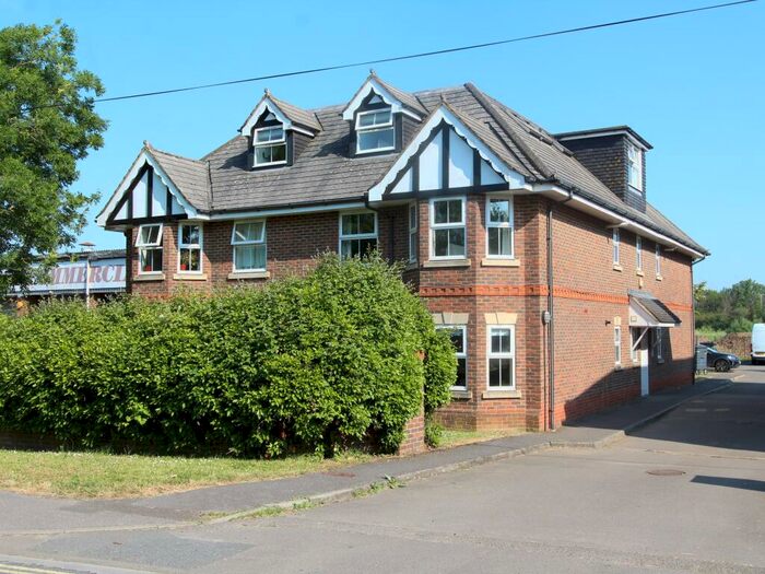 2 Bedroom Flat For Sale In The Grn, Theale, RG7