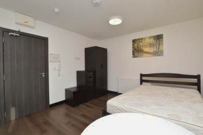 Studio To Rent In Knights Hill, London, SE27