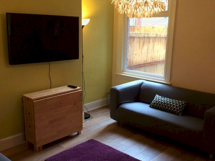 5 Bedroom House To Rent In Warwards Lane, Birmingham, B29