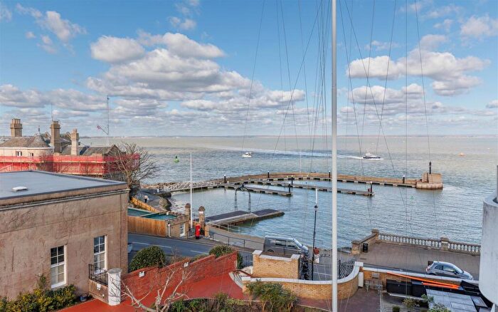 2 Bedroom Apartment To Rent In The Parade, Cowes, PO31