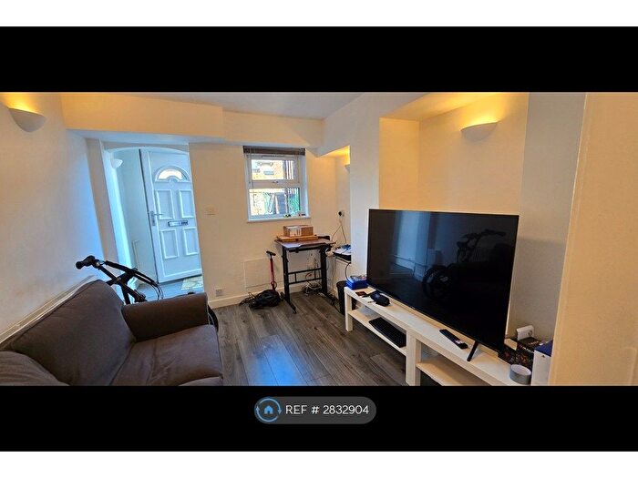 1 Bedroom Flat To Rent In Kirkstall Lane, Leeds, LS5
