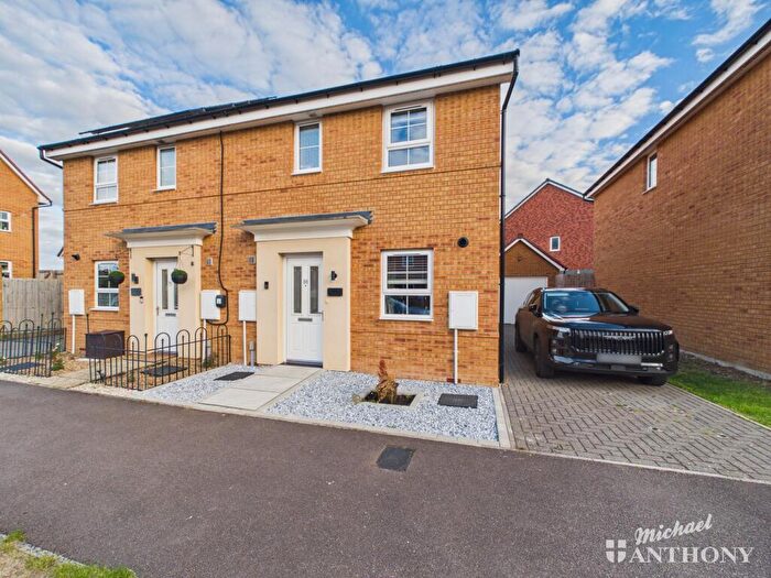 3 Bedroom Semi-Detached House For Sale In Wallis Drive, Leighton Buzzard, LU7