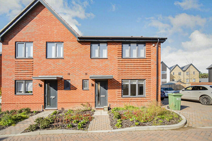 3 Bedroom Semi-Detached House To Rent In Hunt Way, Crowthorne, RG45