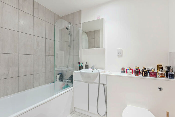 1 Bedroom Flat To Rent In Grand Union House, Stoke Road, Slough, SL2