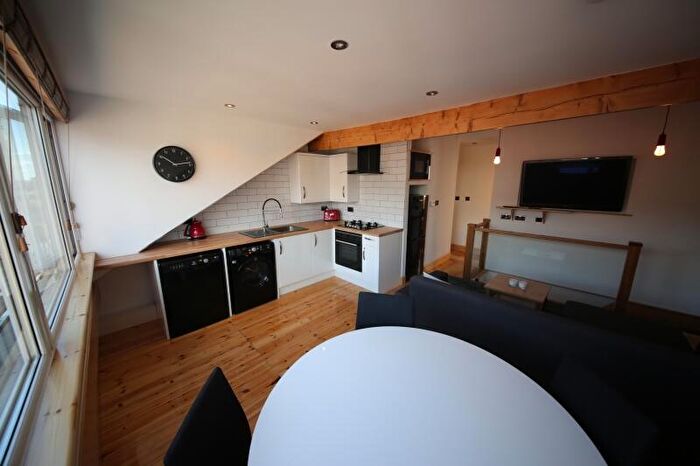 1 Bedroom Flat To Rent In Queens Road, Hyde Park, Leeds, LS6