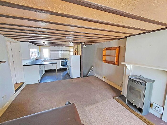 1 Bedroom Flat For Sale In High Street (First Floor Flat), Great Wakering, Southend-On-Sea, SS3