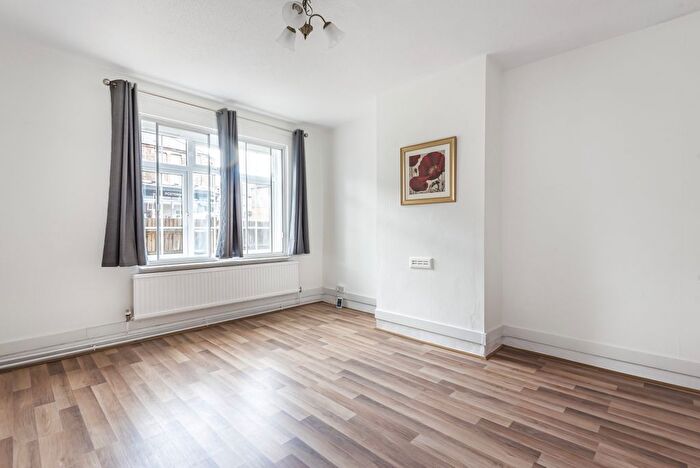 2 Bedroom Flat To Rent In Garratt Lane, London, SW17