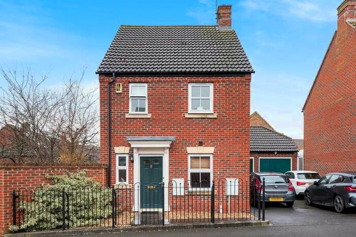 3 Bedroom Detached House To Rent In Cuckoo Way, Aylesbury, HP19