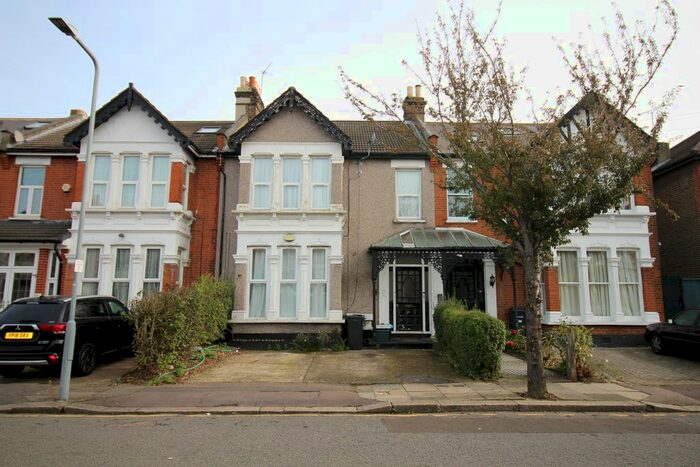 2 Bedroom Flat To Rent In Warwick Gardens, Ilford, IG1