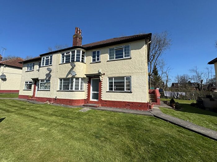 2 Bedroom Flat To Rent In Sandringham Crescent, Leeds, LS17