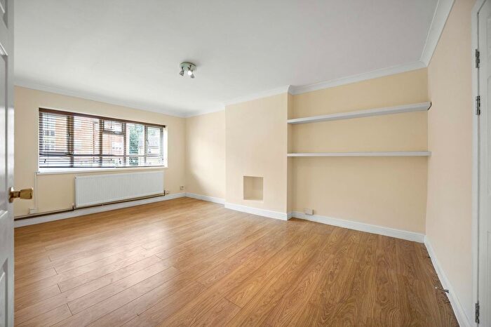 3 Bedroom Flat To Rent In Elmshurst Crescent, London, N2