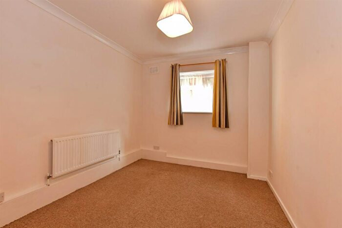 2 Bedroom Flat For Sale In Chingford Lane, Woodford Green, Essex, IG8