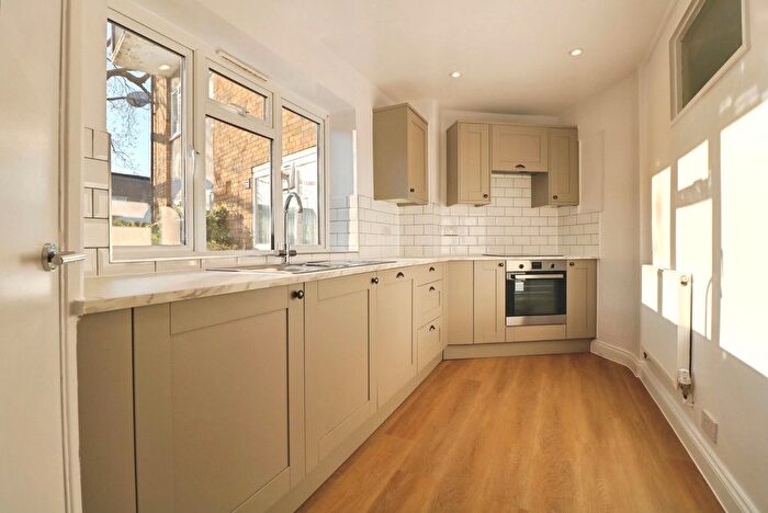 2 Bedroom Flat To Rent In Danbury Down, Basildon, SS14