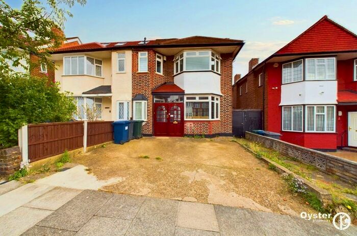 3 Bedroom Semi-Detached House To Rent In Summit Way, London, N14