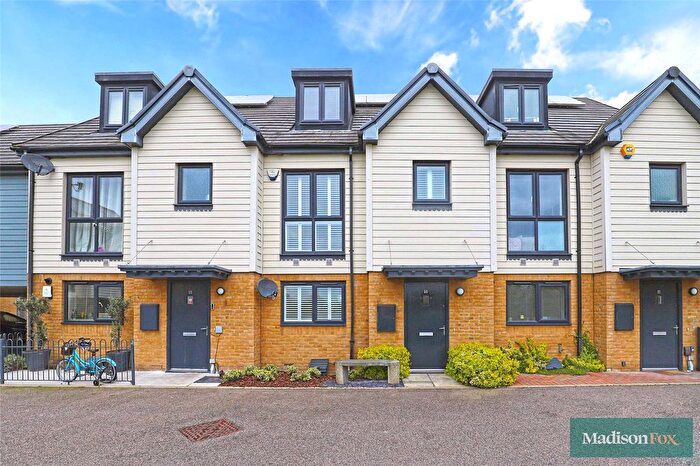 4 Bedroom Detached House For Sale In Becket Close, Woodford Green, IG8