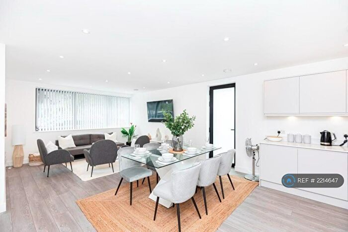 3 Bedroom Flat To Rent In Carbery Avenue, Bournemouth, BH6