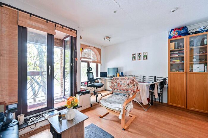 2 Bedroom Flat To Rent In Brunswick Quay, Canada Water, London, SE16