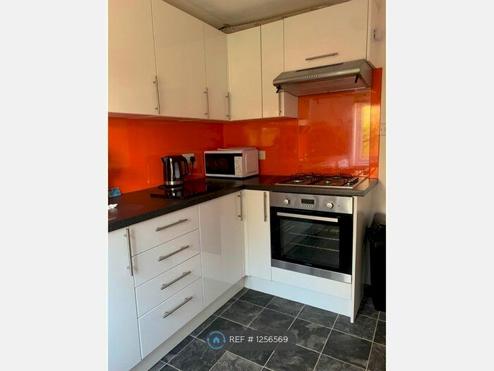 2 Bedroom Flat To Rent In Top Floor, Hoddesdon EN11