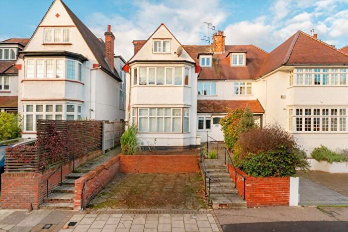 2 Bedroom Flat To Rent In West Heath Drive, London, NW11