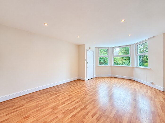 2 Bedroom Flat For Sale In Holden Road, London, N12