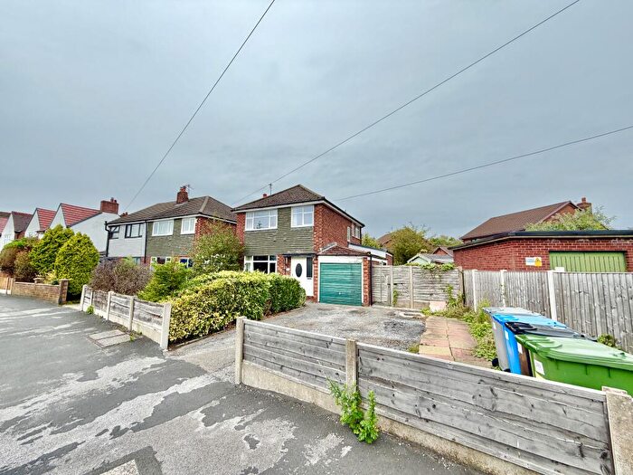 3 Bedroom Detached House For Sale In Northenden Road, Sale, Trafford, M33