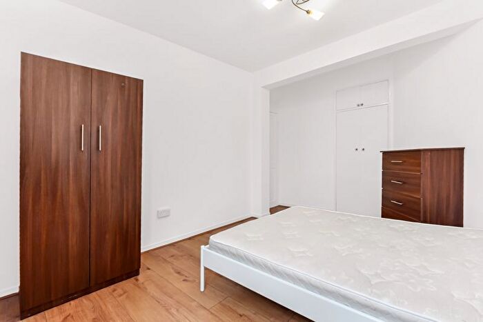 3 Bedroom Flat To Rent In Solent House, Ben Jonson Road, Stepney, E1