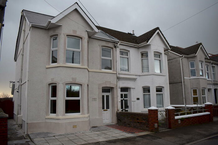 3 Bedroom House To Rent In Union Street, Ammanford, SA18