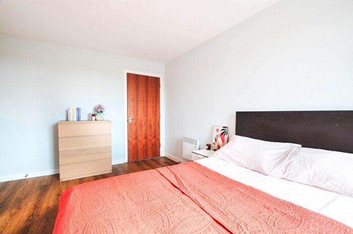 2 Bedroom Flat To Rent In Sillavan Way, Salford, M3