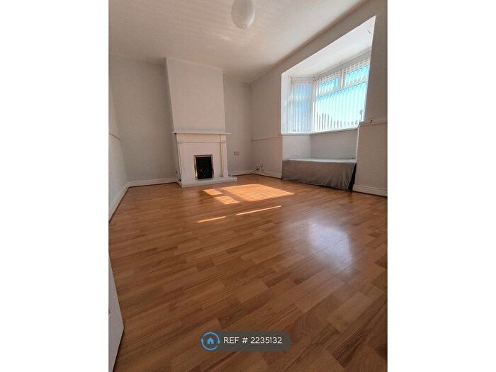 3 Bedroom Semi-Detached House To Rent In Highbury Road, Oldbury, B68