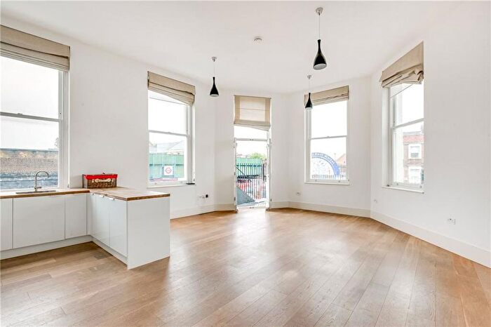 2 Bedroom Flat To Rent In Wells Road, London, W12