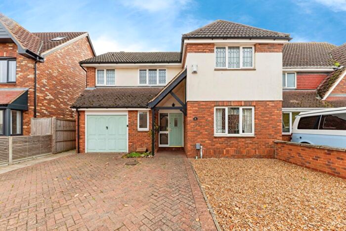 4 Bedroom Detached House For Sale In Kestrel Way, Sandy, Bedfordshire, SG19
