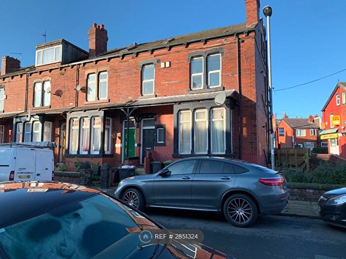 3 Bedroom Flat To Rent In Aberdeen Grove, Leeds, LS12