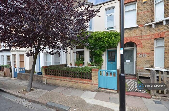 2 Bedroom Flat To Rent In Silvester Road, London, SE22