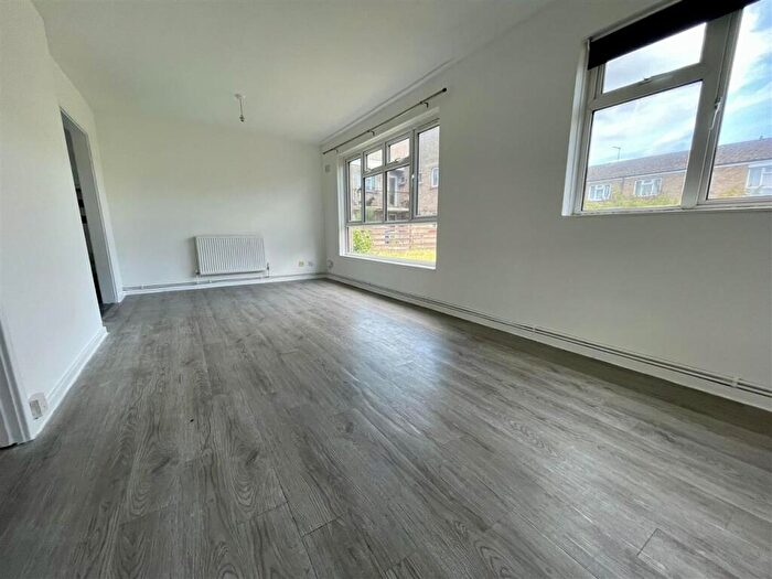 2 Bedroom Maisonette To Rent In Langland Close, Corringham, SS17