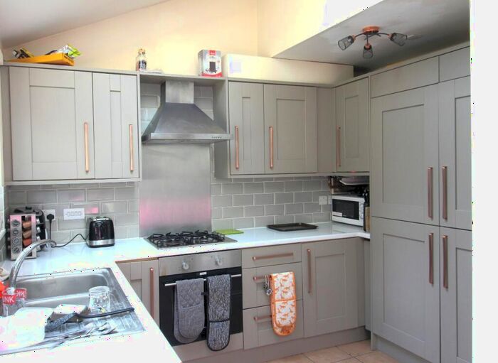 6 Bedroom Semi-Detached House To Rent In Allington Avenue, NG7