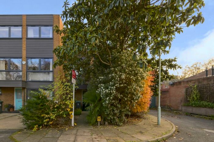 5 Bedroom End Of Terrace House To Rent In Courtside London, N8