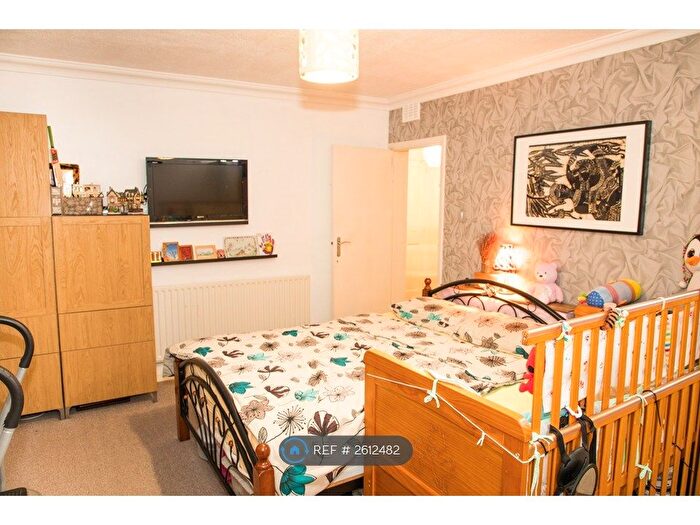 2 Bedroom Flat To Rent In West End Lane, Stoke Poges, Slough, SL2