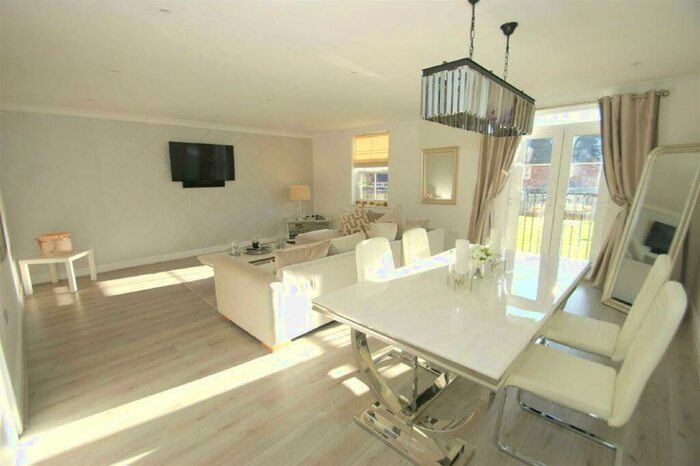 2 Bedroom Flat To Rent In Stoneleigh Court, Leeds, LS17