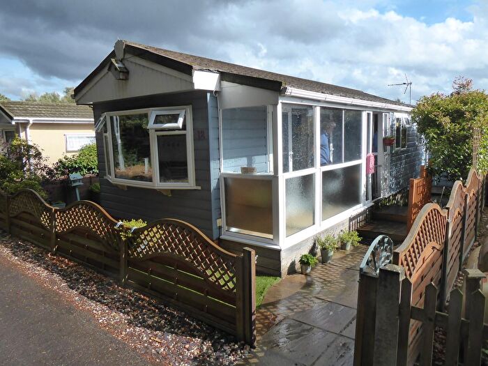 1 Bedroom Mobile/park Home For Sale In Grange Farm Estate, Shepperton, TW17