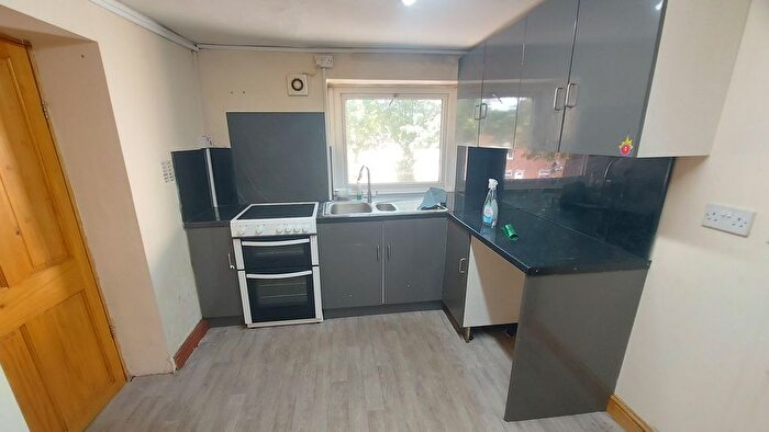 1 Bedroom Flat To Rent In Lumb Lane, Manningham, Bradford, BD8