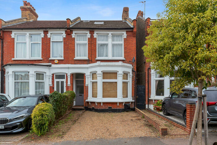 3 Bedroom Flat To Rent In Poppleton Road, Upper Leytonstone, E11