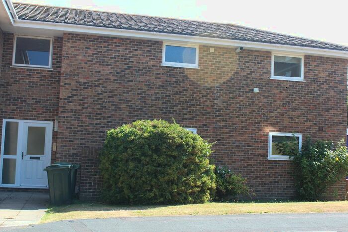 2 Bedroom Flat To Rent In Rushlake Crescent, Eastbourne, BN21