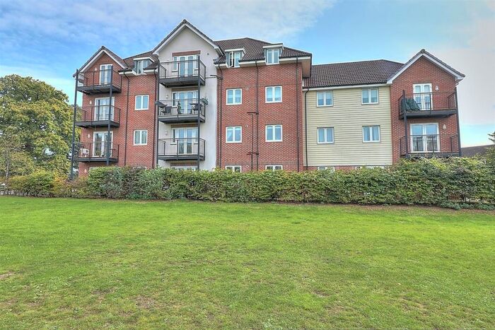 2 Bedroom Flat For Sale In Hut Farm Place, Chandlers Ford, SO53