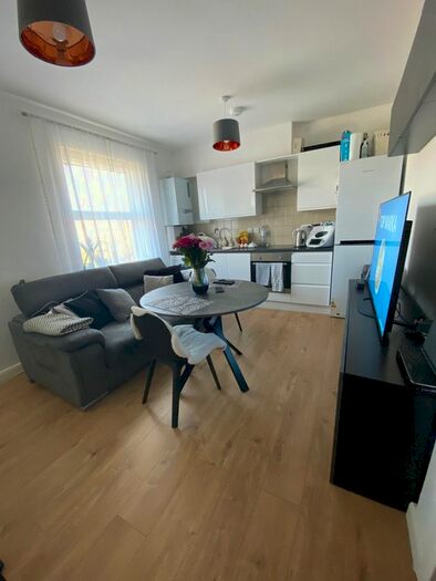 2 Bedroom Maisonette To Rent In Roundway, London, N17